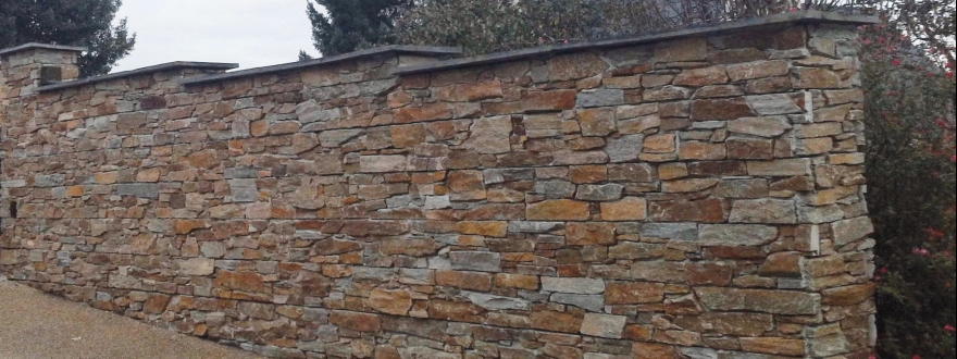 Aménagement extérieur avec parements muraux en pierre naturelle